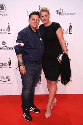 Kerstin Ott und ihre Freudin Karolina bei der Verleihung vom Echo am 06.04.2017 in Berlin Echo Verleihung 2017 in Berlin 