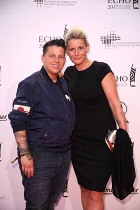 Kerstin Ott und ihre Freudin Karolina bei der Verleihung vom Echo am 06.04.2017 in Berlin Echo Verleihung 2017 in Berlin 