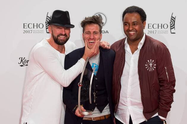 Bilder des Tages Berlin, Germany 06.04.2017, Echo 2017 Deutscher Musikpreis, Gentleman, Michael Fritz und Fetsum mit dem Echo ( DeFodi001