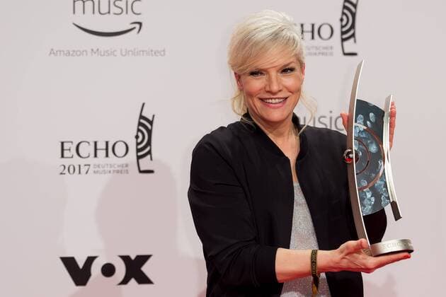 Berlin, Germany 06.04.2017, Echo 2017 Deutscher Musikpreis, Ina Mueller mit dem Echo in der Kategorie Kuenstlerin Pop national ( DeFodi001