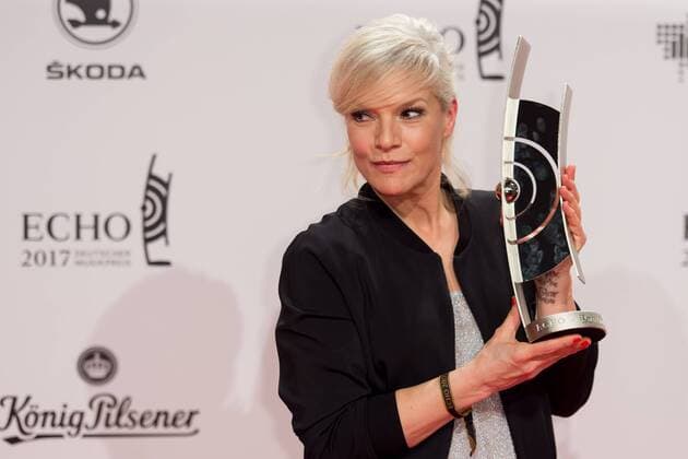 Berlin, Germany 06.04.2017, Echo 2017 Deutscher Musikpreis, Ina Mueller mit dem Echo in der Kategorie Kuenstlerin Pop national ( DeFodi001
