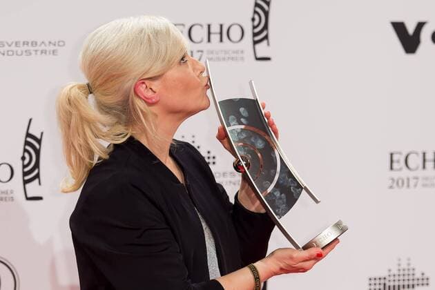 Berlin, Germany 06.04.2017, Echo 2017 Deutscher Musikpreis, Ina Mueller mit dem Echo in der Kategorie Kuenstlerin Pop national ( DeFodi001