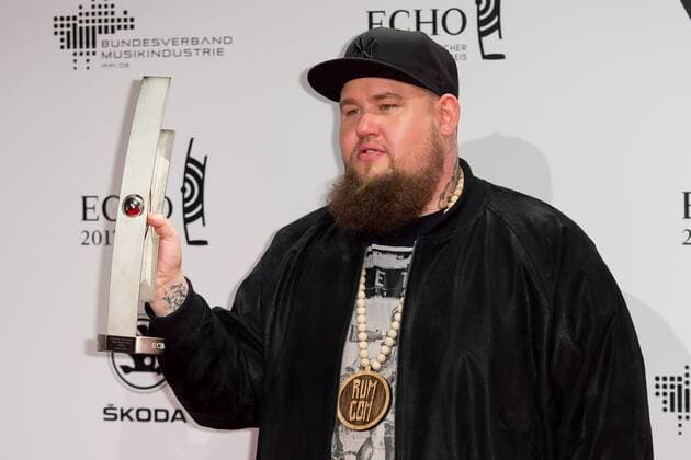 Berlin, Germany 06.04.2017, Echo 2017 Deutscher Musikpreis, Rag ™n™ Bone Man, Rory Graham mit dem Echo ( DeFodi001