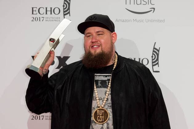 Berlin, Germany 06.04.2017, Echo 2017 Deutscher Musikpreis, Rag ™n™ Bone Man, Rory Graham mit dem Echo ( DeFodi001