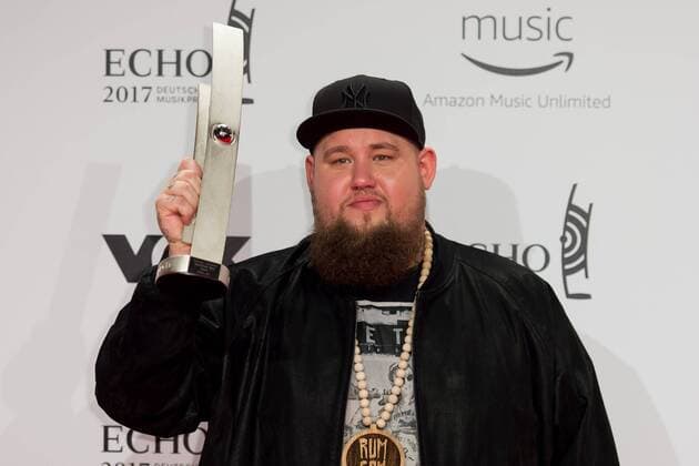 Berlin, Germany 06.04.2017, Echo 2017 Deutscher Musikpreis, Rag ™n™ Bone Man, Rory Graham mit dem Echo ( DeFodi001