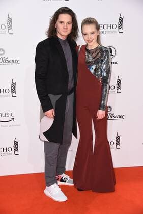 Lina Larissa Strahl mit Freund Tilman Poerzgen Roter Teppich zur Echo Verleihung 2017 in der Messe Berlin am 06.04.2017