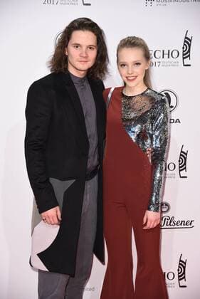 Lina Larissa Strahl mit Freund Tilman Poerzgen Roter Teppich zur Echo Verleihung 2017 in der Messe Berlin am 06.04.2017