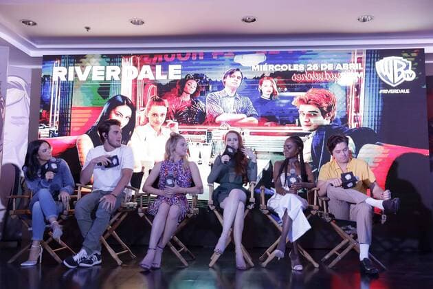 April 6, 2017 - Mexico - EUM20170406ESP18. JPG.CIUDAD DE MEXICO TV-Riverdale.- Los actores Camila Mendes, KJ Apa, Lili Reinhart, Madelaine Petsch, Ashleigh Murray y Cole Sprouse reparto de la serie televisiva Riverale, basada en el comic Archie, 6 de abril de 2017, en la respectiva presentacion. Foto: Agencia EL UNIVERSALIvan StephensJMA Mexico  - ZUMAu78_ 20170406_zaf_u78_064 Copyright: xElxUniversalx