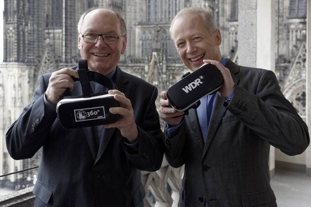 Spektakuläres Virtual Reality Projekt im Dom. Auf einer Pressekonferenz stellte der Intendant des WDR Tom Buhrow zusammen mit dem Domprobst Gerd Bachner das Virtual-Reality-Projekt 360 Grad Kölner Dom vor. Das Projekt wurde von den Unternehmen Veedel-Media, Köln (Videos im Dom) sowie Farber Courtial, Darmstadt (Programmierung der Zeitreisen) realisiert. Tom Buhrow: Ich bin auf eine vollkommen neue Art und Weise in den Dom eingetaucht. Das Foto: Domprobst Gerd Bachner (links) und WDR Intendant Tom Buhrow (rechts). Köln Nordrhein-Westfalen Deutschland