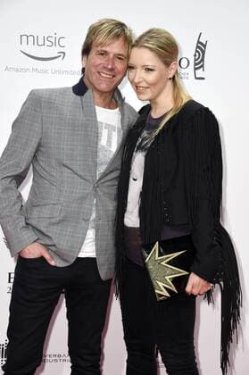 Steve Norman (Spandau Ballet) mit Freundin Sabrina bei der 26. Verleihung des Deutschen Musikpreises Echo 2017 in der Messe Berlin. Berlin, 06.04.2017 Foto:xF.xKernx xFuturexImage