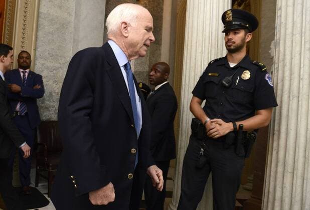 Bilder des Tages Sen. John McCain of Arizona walks past the press without comment on the American military strike against Syria as he departs after the Senate s vote to confirm the Supreme Court nomination of Judge Neil Gorsuch, on Capitol Hill, April 7, 2017, in Washington, DC, Republicans successfully changed the rules to allow Gorsuch to be confirmed with a simple majority, the so-called Nuclear Option .  WAP20170407511 MIKExTHEILER