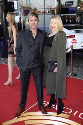 Steve Norman (Spandau Ballet) mit Freundin Sabrina bei der Verleihung des 20. Radio Regenbogen Award im Europa-Park Confertainment Center. Rust, 07.04.2017 Foto:xS.xGabschx xFuturexImage