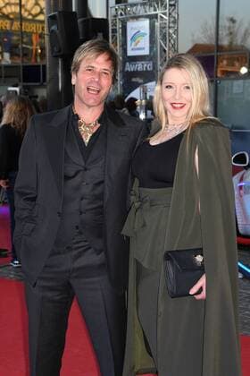 Steve Norman (von Spandau Ballet ) und Sabrina Winter bei der Verleihung vom Radio Regenbogen Award im Europapark Rust am 7.04.2017 in Rust Radio Regenbogen Award 2017 im Europapark in Rust 