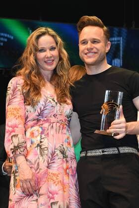 Ann-Kathrin Kramer mit Preisträger Olly Murs bei der Verleihung vom Radio Regenbogen Award im Europapark Rust am 7.04.2017 in Rust Radio Regenbogen Award 2017 im Europapark in Rust 