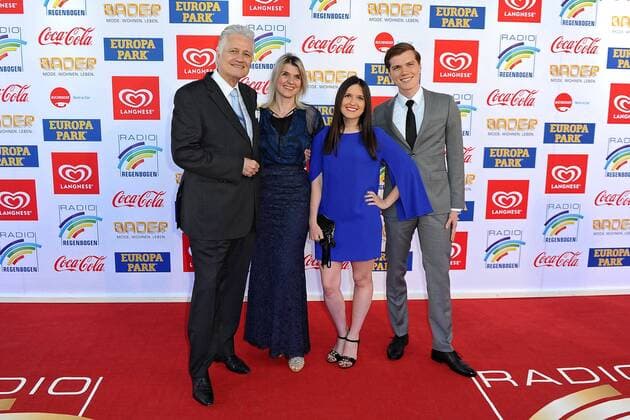 RADIO REGENBOGEN AWARD 2017. Guido Knopp mit seiner Ehefrau Gabriella , Tochter Katharina und seinem Sohn anläßlich der Verleihung des Medienpreises aus Baden-Württemberg Radio Regenbogen Award am 07.04.2017 im Europapark Rust.