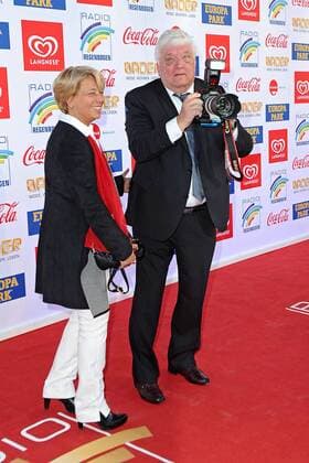 RADIO REGENBOGEN AWARD 2017. Hans Meiser mit Begleitung anläßlich der Verleihung des Medienpreises aus Baden-Württemberg Radio Regenbogen Award am 07.04.2017 im Europapark Rust.