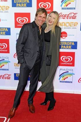 RADIO REGENBOGEN AWARD 2017. Steve Norman ( Spandau Ballet ) und Sabrina Winter anläßlich der Verleihung des Medienpreises aus Baden-Württemberg Radio Regenbogen Award am 07.04.2017 im Europapark Rust.