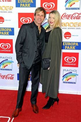 RADIO REGENBOGEN AWARD 2017. Steve Norman ( Spandau Ballet ) und Sabrina Winter anläßlich der Verleihung des Medienpreises aus Baden-Württemberg Radio Regenbogen Award am 07.04.2017 im Europapark Rust.