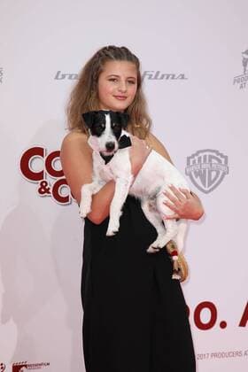 Emma Schweiger und ihr tierischer Filmpartner Hund Kalle Junior bei der Conni & Co 2 Film Premiere am 9.04.2017 in Berlin Conni & Co 2 Filmpremiere in Berlin, 2017 