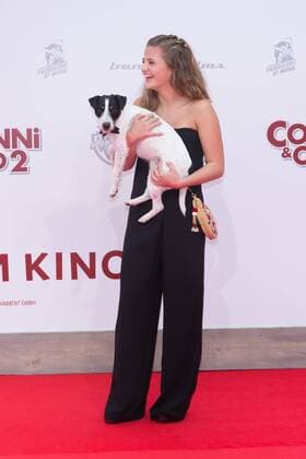 Emma Schweiger mit Hund Kalle Junior - Weltpremiere Conni und Co 2 - das Geheimnis des T-Rex in Berlin am 09.04.2017. Weltpremiere Conni u. Co 2