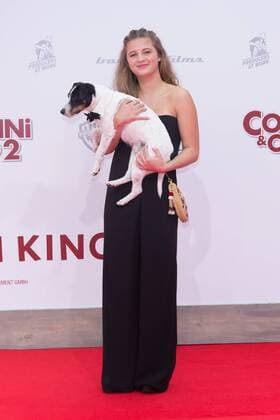 Emma Schweiger mit Hund Kalle Junior - Weltpremiere Conni und Co 2 - das Geheimnis des T-Rex in Berlin am 09.04.2017. Weltpremiere Conni u. Co 2