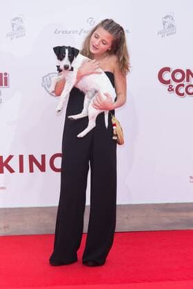 Emma Schweiger mit Hund Kalle Junior - Weltpremiere Conni und Co 2 - das Geheimnis des T-Rex in Berlin am 09.04.2017. Weltpremiere Conni u. Co 2