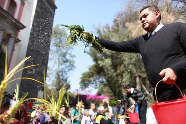 April 9, 2017 - Mexico City, Mexico - Roman Catholic devotes During Palm Sunday. Palm fronds are waved to be blessed by a priest to commemorate Palm Sunday which marks the beginning of Holy Week Sunday, April 9, 2017 at the San Lucas church Iztapalapa, Mexico. For Christians, Palm Sunday marks Jesus Christ s entrance into Jerusalem when his followers laid palm branches in his path, prior to his crucifixion. Mexico City Mexico  - ZUMAn230 20170409_zaa_n230_288 Copyright: xEmilioxEspejelx