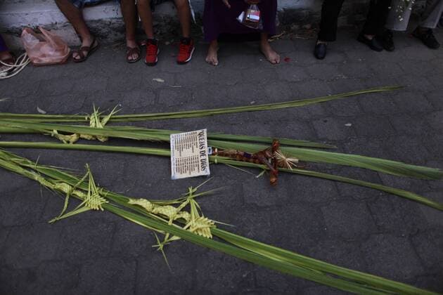 April 9, 2017 - Mexico City, Mexico - Roman Catholic devotes During Palm Sunday. Palm fronds are waved to be blessed by a priest to commemorate Palm Sunday which marks the beginning of Holy Week Sunday, April 9, 2017 at the San Lucas church Iztapalapa, Mexico. For Christians, Palm Sunday marks Jesus Christ s entrance into Jerusalem when his followers laid palm branches in his path, prior to his crucifixion. Mexico City Mexico  - ZUMAn230 20170409_zaa_n230_309 Copyright: xEmilioxEspejelx