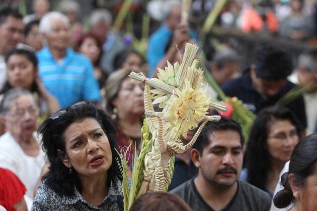 Mexican catholics take part in a Palm Sunday celebration at the Metropolitan Cathedral of Mexico City, Mexico, 09 April 2017. PALM SUNDAY IN MEXICO !ACHTUNG: NUR REDAKTIONELLE NUTZUNG!  Copyright: xAlexxCruzx MEX003 20170409-636273790204311439