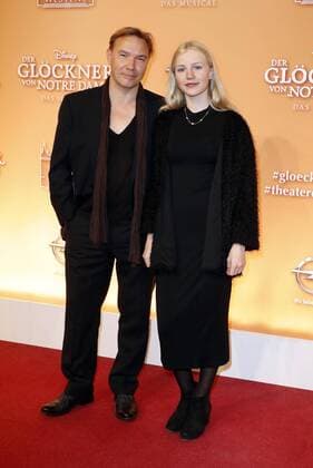Thomas Arnold mit Tochter Louise bei der Premiere -Der Gloeckner von Notre Dame im Theater des Westens in Berlin.