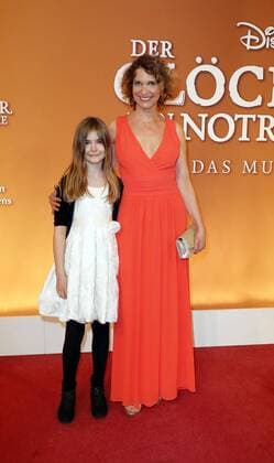 Heike Kloss mit Tochter Olivia bei der Premiere -Der Gloeckner von Notre Dame im Theater des Westens in Berlin.