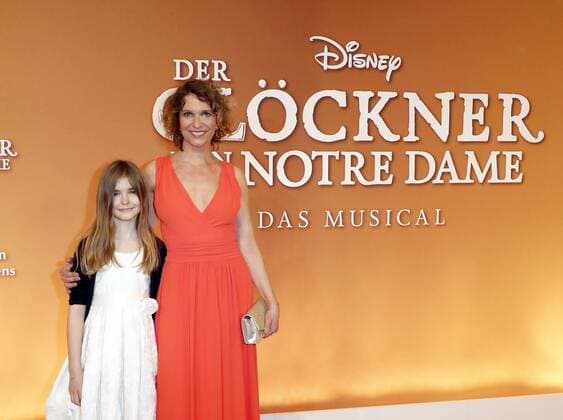 Heike Kloss mit Tochter Olivia bei der Premiere -Der Gloeckner von Notre Dame im Theater des Westens in Berlin.