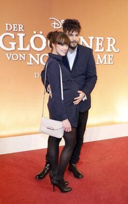 Nevio Passaro mit Freundin Verena Haber bei der Premiere -Der Gloeckner von Notre Dame im Theater des Westens in Berlin.
