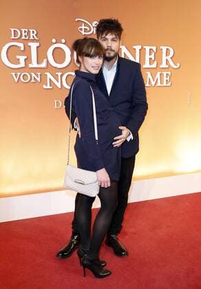 Nevio Passaro mit Freundin Verena Haber bei der Premiere -Der Gloeckner von Notre Dame im Theater des Westens in Berlin.