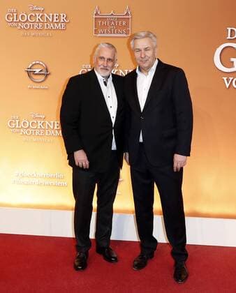 Klaus Wowereit, Joern Kubicki bei der Premiere -Der Gloeckner von Notre Dame im Theater des Westens in Berlin.