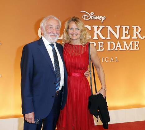 Dieter Hallervorden und Freundin Christiane Zander bei der Premiere -Der Gloeckner von Notre Dame im Theater des Westens in Berlin.