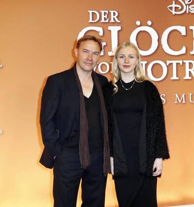 Thomas Arnold mit Tochter Louise bei der Premiere -Der Gloeckner von Notre Dame im Theater des Westens in Berlin.