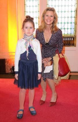 Leslie Malton (mit einem Kind) bei der Premiere zu dem Musical nach dem Disney-Film - Der Gloeckner von Notre Dame - im Theater des Westens, Kantstrasse, Berlin Copyright imago stock&people GmbH Tinkeres Datum: 09.04.2017 Musical Der Gloeckner von Notre Dame