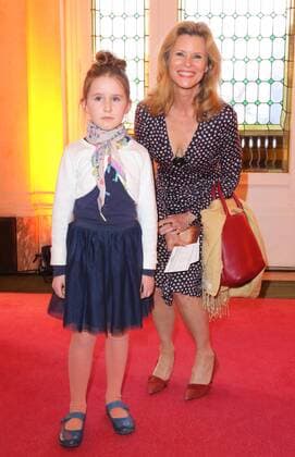 Leslie Malton (mit einem Kind) bei der Premiere zu dem Musical nach dem Disney-Film - Der Gloeckner von Notre Dame - im Theater des Westens, Kantstrasse, Berlin Copyright imago stock&people GmbH Tinkeres Datum: 09.04.2017 Musical Der Gloeckner von Notre Dame