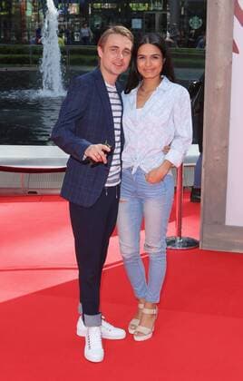 Constantin von Jascheroff mit Freundin Haleh Esbak bei der Filmpremiere - Conni & Co 2 - Das Geheimnis des T-Rex - im SonyCenter, Potsdamer Platz, Berlin Copyright imago stock&people GmbH Tinkeres Datum: 09.04.2017 Filmpremiere - Conni & Co 2 -