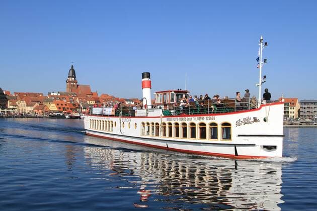 Blick am Sonntag (09.04.2017) auf den Stadthafen von Waren Müritz (Mecklenburgische Seenplatte). Der Hafen wurde bis zum Ende des Jahres 2016 komplett umgestaltet. Dabei wurde unter anderem die Südmole neu positioniert und die Wasserfläche im Hafen vergrößert. Dazu entstanden weitere Liegeplätze und neue Serviceeinrichtungen. Außerdem wurde der Hafenbereich attraktiver gestaltet, so dass weitere Nutzungsmöglichkeiten vorhanden sind. Am Wochenende nahmen nun zahlreiche Ausflügler bei herrlichem Sonnenwetter den Hafen wieder voll in Beschlag auch wenn es an einigen Stellen noch etwas zu tun gibt sowie im Verlauf des Tages hier und da an einigen Stellen noch ein wenig gewerkelt wurde. Im Mittelpunkt das Dampfschiff Europa
