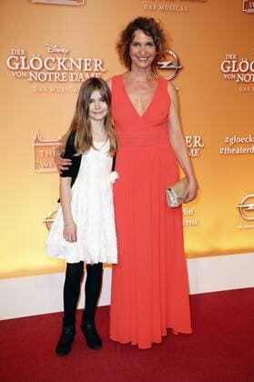 Heike Kloss mit Tochter Olivia bei der Premiere des Disney Musicals Der Glöckner von Notre Dame im Stage Theater des Westens. Berlin, 19.02.2017 Foto:xS.xGabschx xFuturexImage