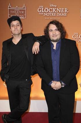 LeFloid und Robert Hofmann bei der Premiere des Disney Musicals Der Glöckner von Notre Dame im Stage Theater des Westens. Berlin, 19.02.2017 Foto:xS.xGabschx xFuturexImage