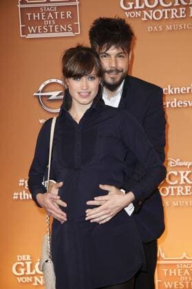 Nevio Passaro mit Freundin Verena Haber bei der Premiere des Disney Musicals Der Glöckner von Notre Dame im Stage Theater des Westens. Berlin, 19.02.2017 Foto:xS.xGabschx xFuturexImage
