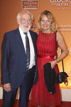 Dieter Hallervorden mit Freundin Christiane Zander bei der Premiere des Disney Musicals Der Glöckner von Notre Dame im Stage Theater des Westens. Berlin, 19.02.2017 Foto:xS.xGabschx xFuturexImage