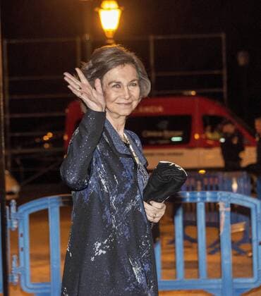Spain s Queen Sofia greets after attending a concert by the Balearic Symphonic Orchestra and the Balearic Islands University Choir to raise funds for the charity Proyecto Hombre at Majorca s Cathedral in Palma de Majorca, Balearic Islands, Spain, 10 April 2017. The orchestra played Gabriel Faure s Requiem and Jean Sibelius Sad waltz . SPAIN S QUEEN SOFIA ATTENDS CHARITY CONCERT AT MAJORCA S CATHEDRAL !ACHTUNG: NUR REDAKTIONELLE NUTZUNG!  Copyright: xCatixCladerax BAL001 20170410-636274624507696097