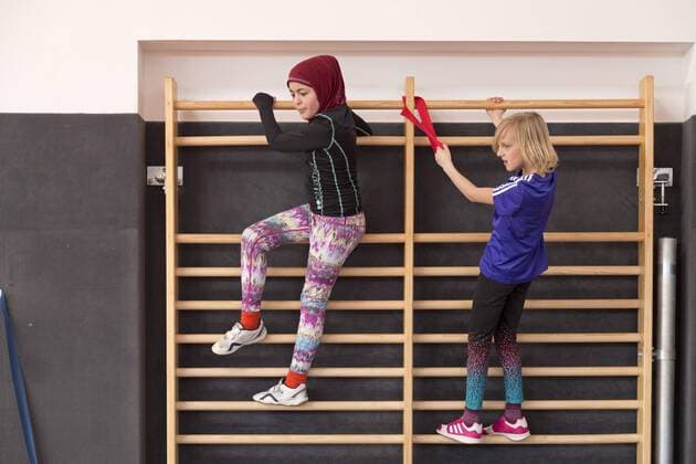 IMAGO Creative: Gesellschaft, Integration Schülerinnen an der Sprossenwand, Sportunterricht, Grundschule, Niedersachsen, Deutschland, Europa Copyright: imageBROKER/SiegfriedxKuttig iblshg04511635.jpg