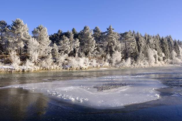 Vereistes Flussufer, Isar, Naturschutzgebiet Isarauen, Geretsried, Oberbayern, Bayern, Deutschland, Europa Copyright: imageBROKER/MartinxSiepmann ibxman04511847.jpg