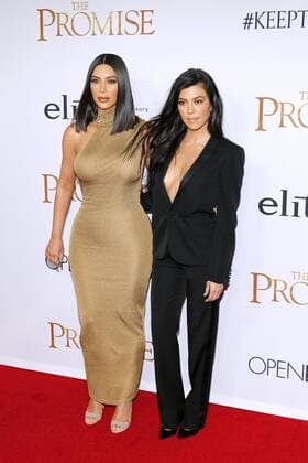 Kim Kardashian und Kourtney Kardashian bei der The Promise Film Premiere am 12.04.2017 in Hollywood, Los Angeles The Promise Filmpremiere in Los Angeles, 2017 