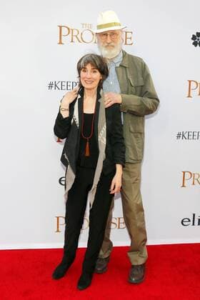 James Cromwell und seiner Ehefrau Anna Stuart bei der The Promise Film Premiere am 12.04.2017 in Hollywood, Los Angeles The Promise Filmpremiere in Los Angeles, 2017 